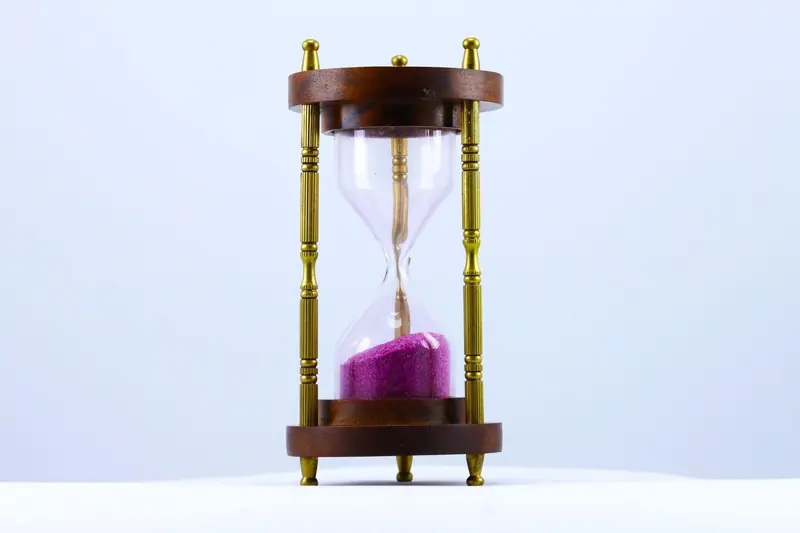 Reloj de arena con la arena cayendo